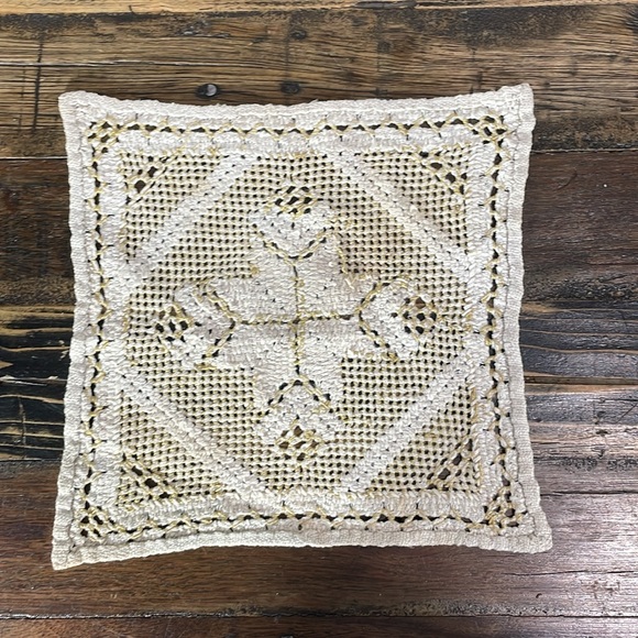 Hardanger doily in cream and gold. Beautiful hand crafted piece vintage - Picture 9 of 17